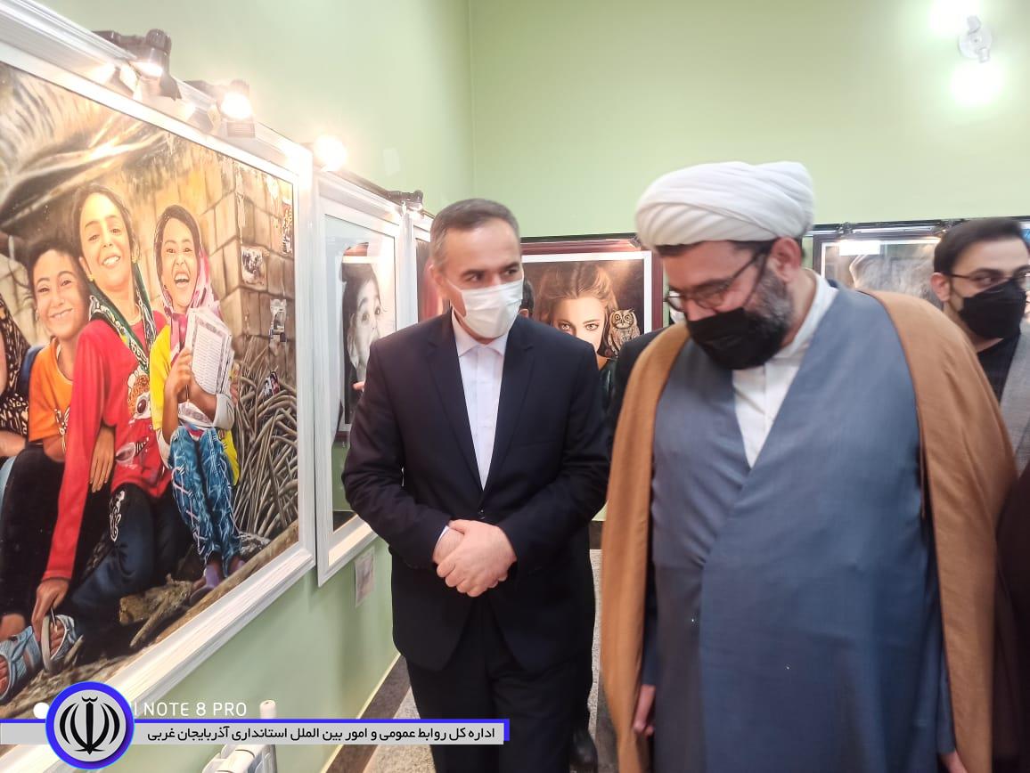 در چهارمین روز از دهه مبارک فجر : افتتاح نمایشگاه نقاشی با حضور شکورزاده فرماندار شهرستان در مجتمع فرهنگی و هنری نه دی