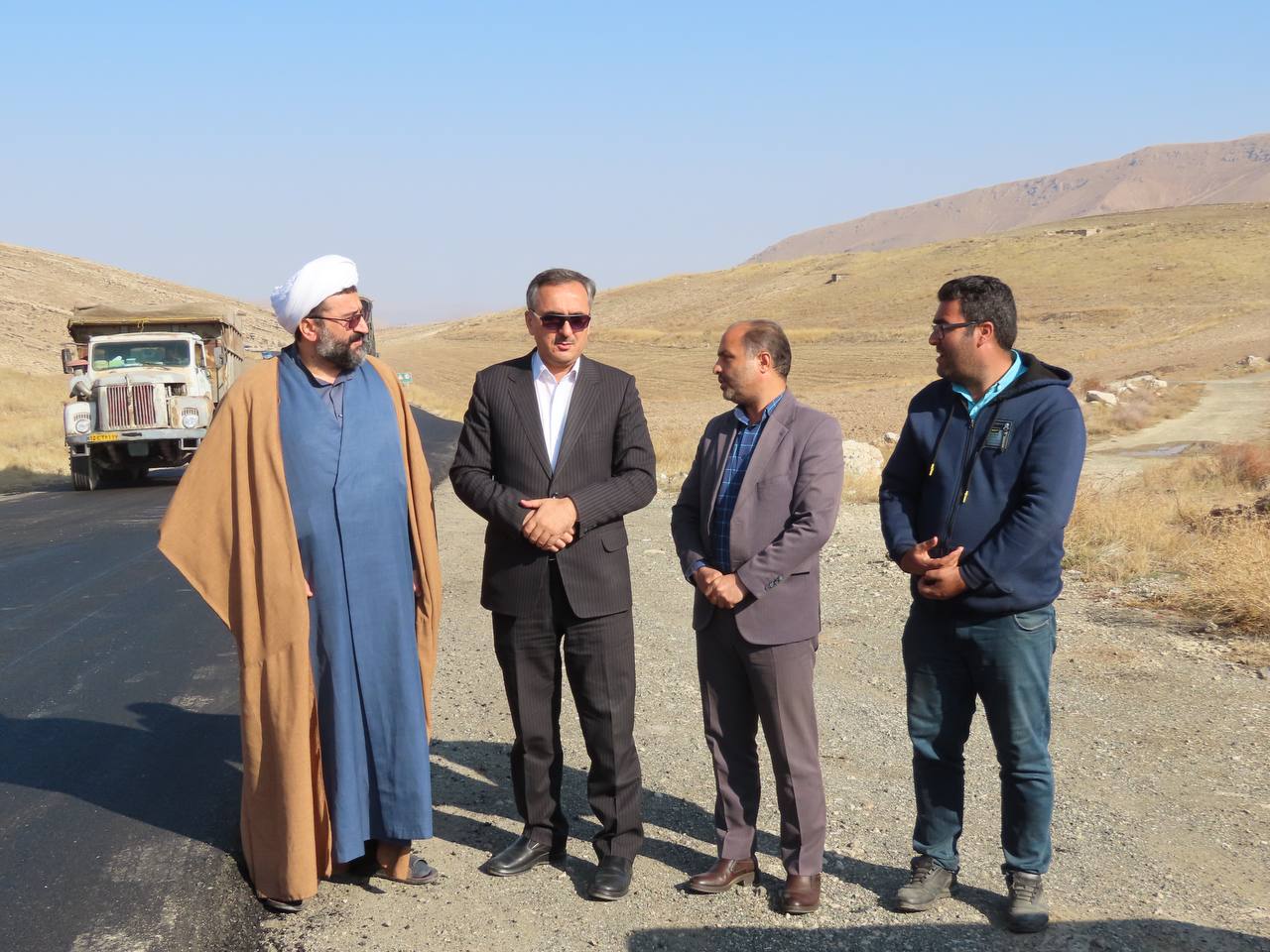 فرماندار چایپاره بههمراه امامجمعه شهرستان از پروژه روکش آسفالت محور چایپاره - حمزیان - خوی بازدید کرد