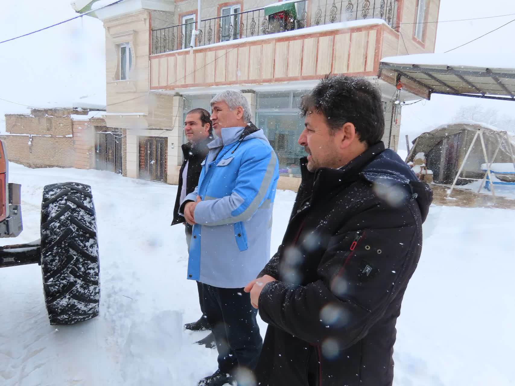 بازدید فرماندار چایپاره از عملیات بازگشایی و برف روبی جاده های اصلی و فرعی شهرستان