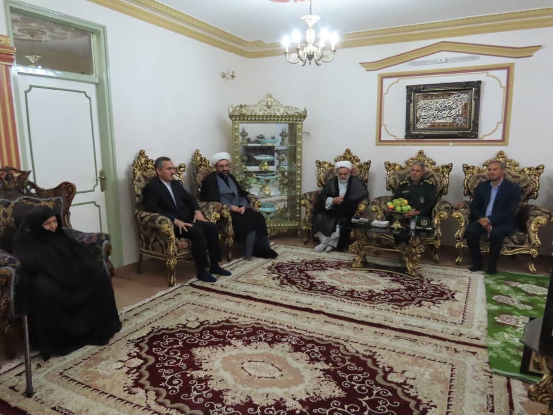 دیدار فرماندار شهرستان چایپاره با مادر شهیدان سرافراز راثی