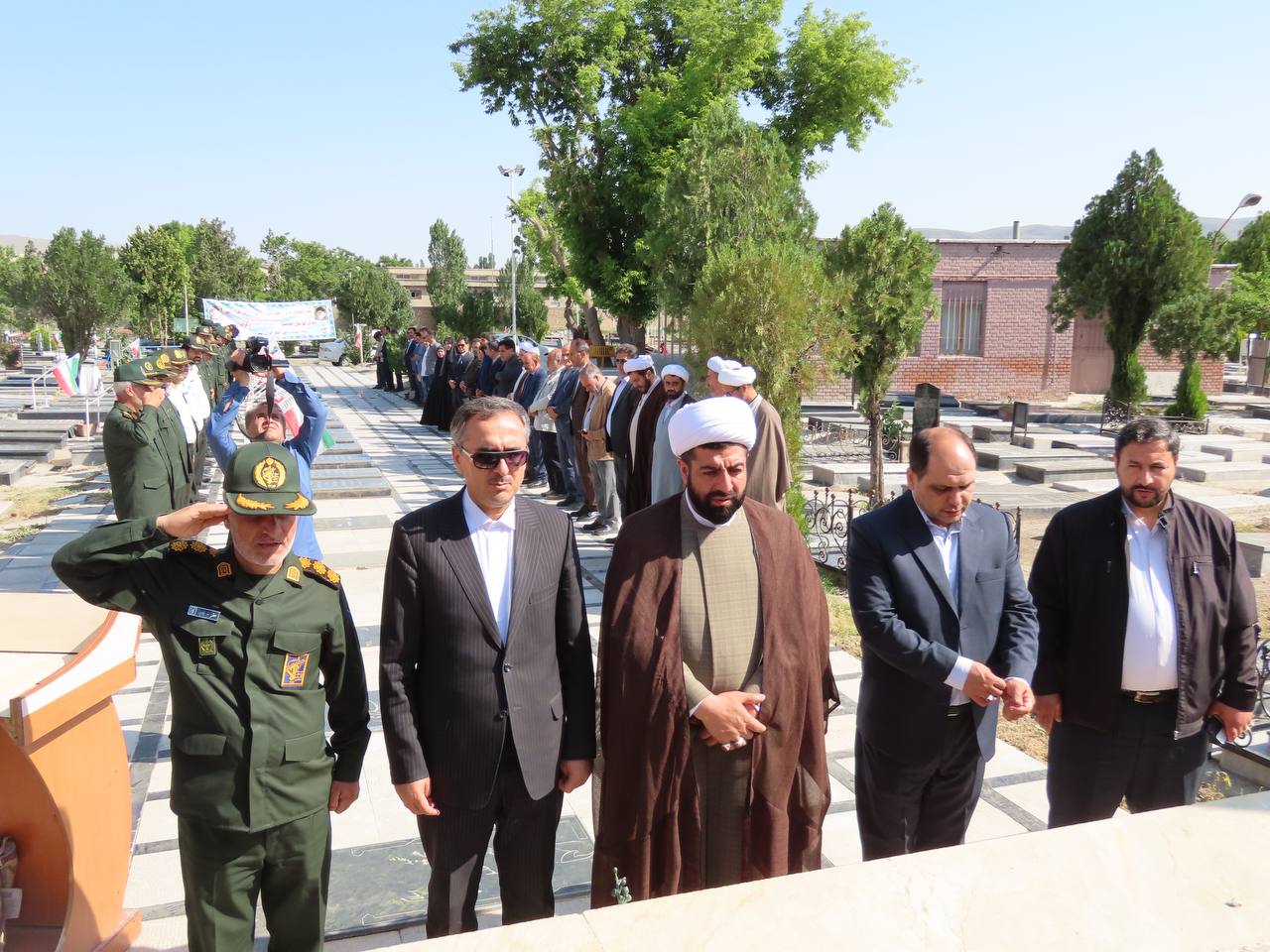 غبار روبی و عطرافشانی گلزار شهدای شهرستان چایپاره