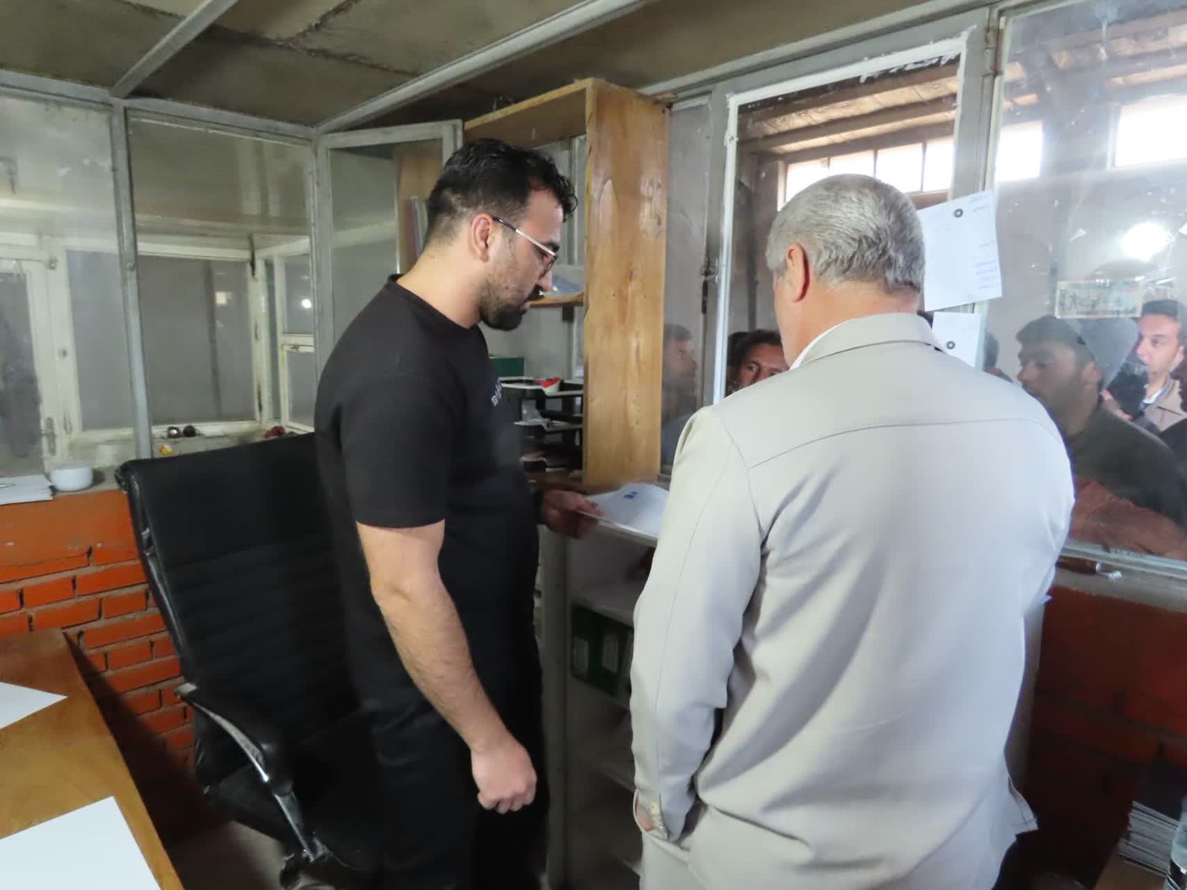 بازدید سرزده فرماندار چایپاره از روند توزیع نهاده‌های دامی