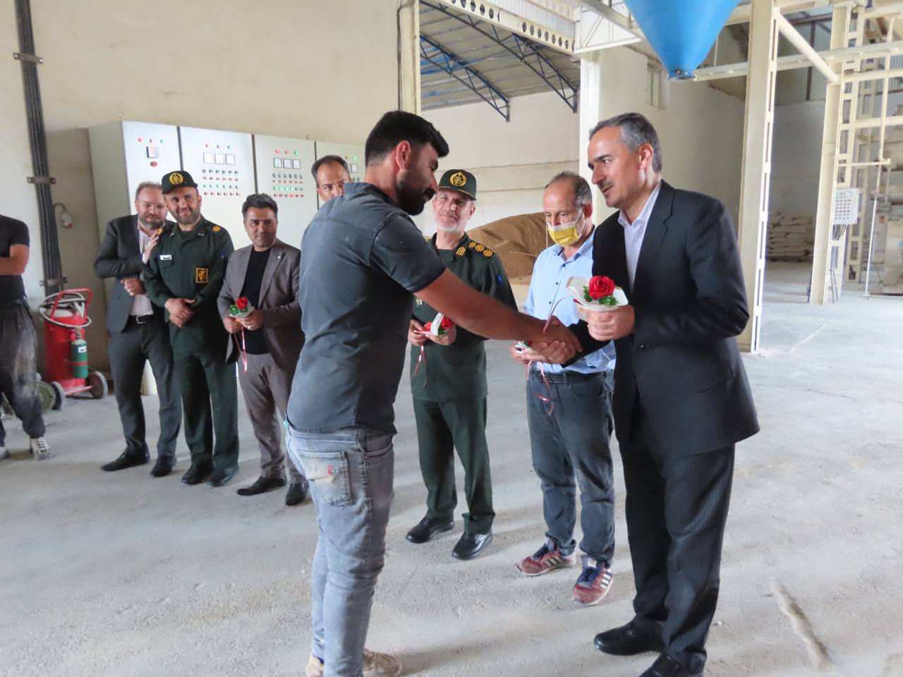 مراسم تجلیل از کارگران کارخانه خوراک دام آرازدن شهرستان چایپاره