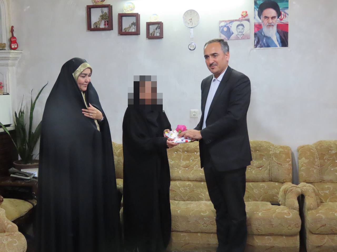 دیدار فرماندار با ولی نعمت دختر نهاد بهزیستی