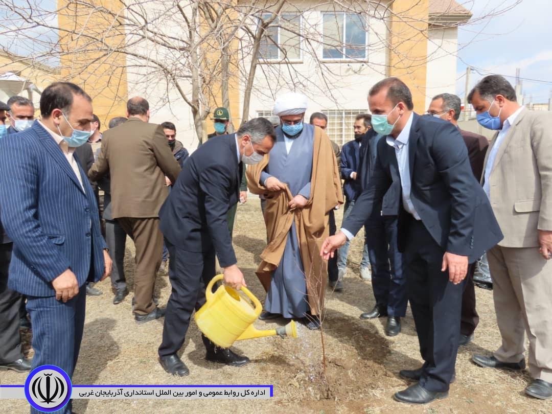 حضور شکورزاده فرماندار شهرستان در مراسم بزرگداشت هفته منابع طبیعی در مجتمع فرهنگی هنری ارشاد اسلامی
