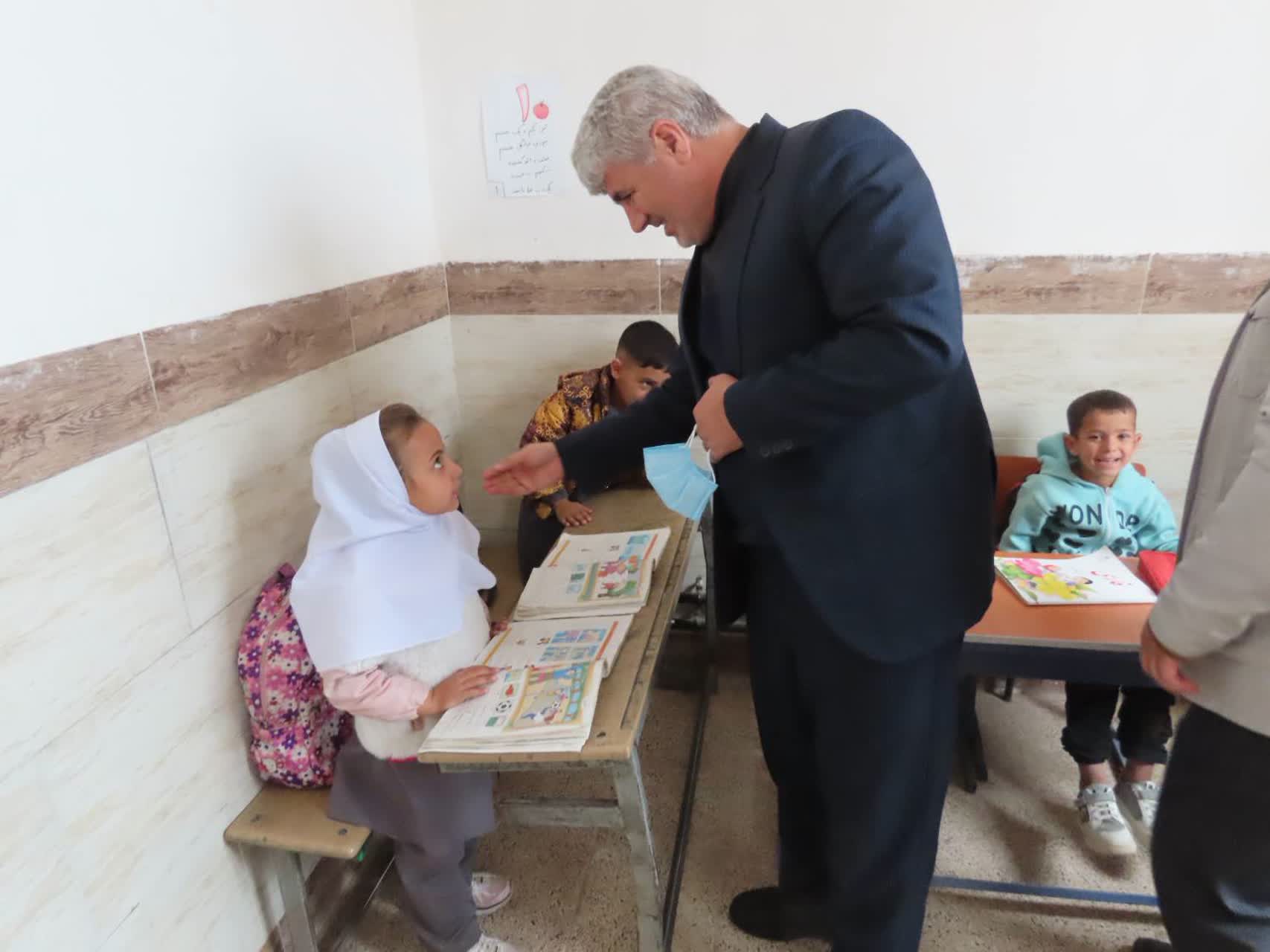 بازدید فرماندار شهرستان چایپاره از دبستان امین روستای طاهر آباد