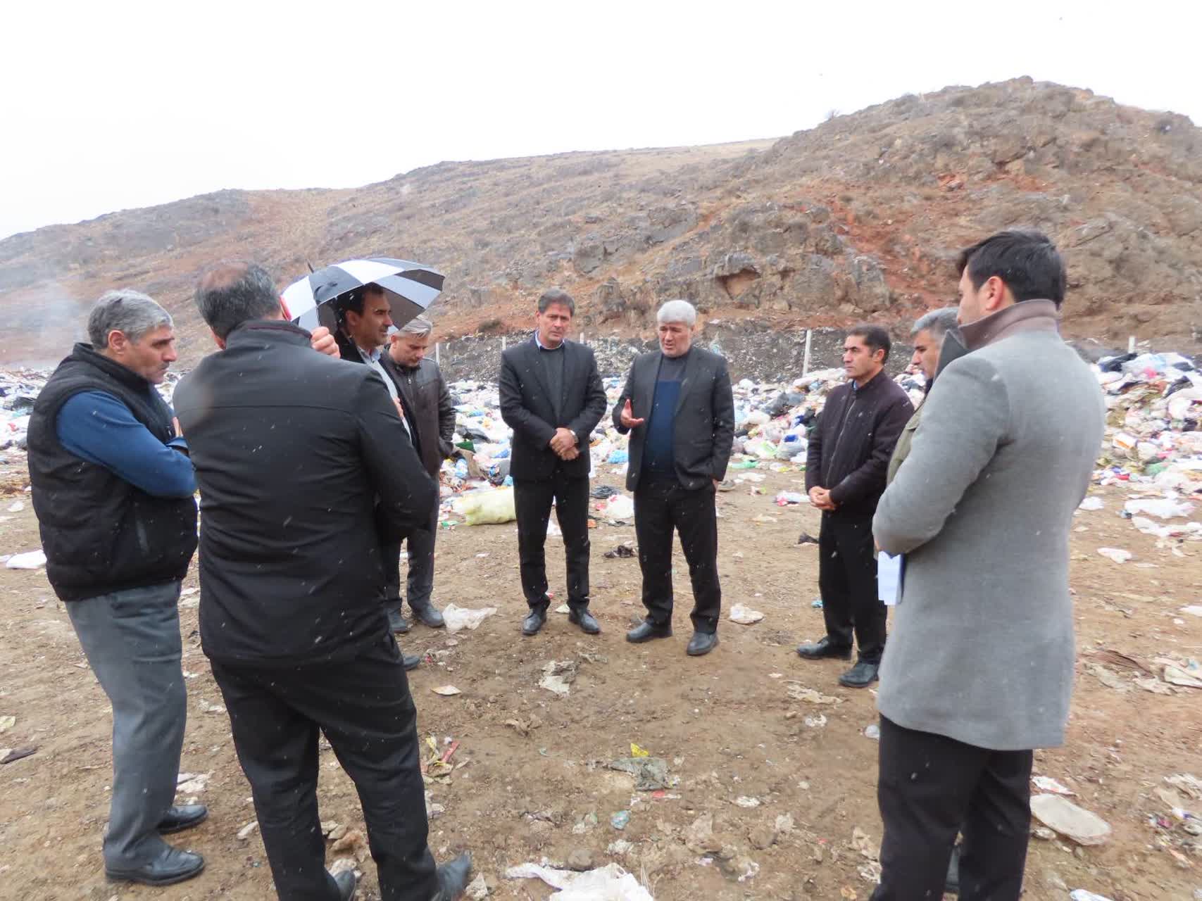 بازدید فرماندار و اعضای کارگروه مدیریت پسماند چایپاره از سایت زباله شهرستان