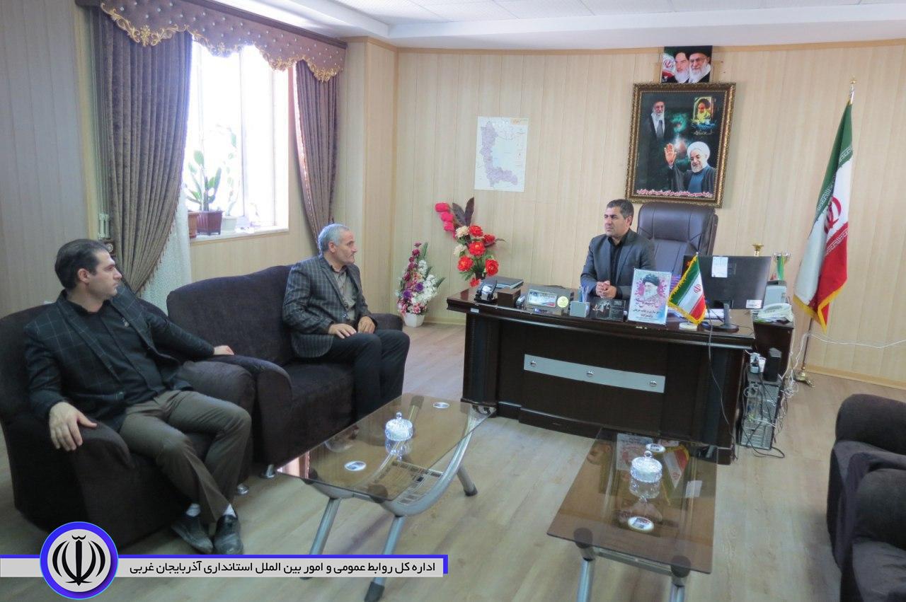 تجلیل از کارمندان بخشداری مرکزی در هفته دولت