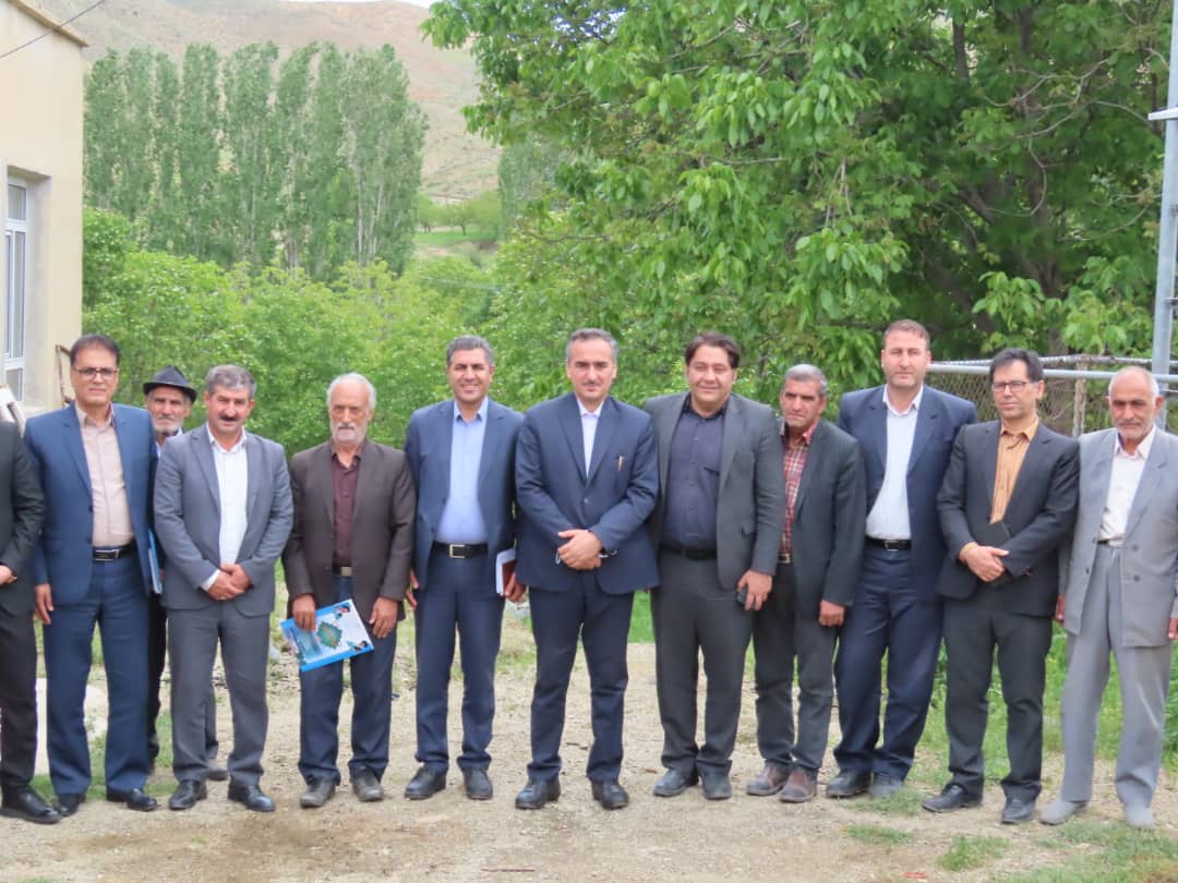 فرماندار شهرستان چایپاره از روستای حسین آباد دوزن بازدید و با مردم شریف آن روستا دیدار نمود.