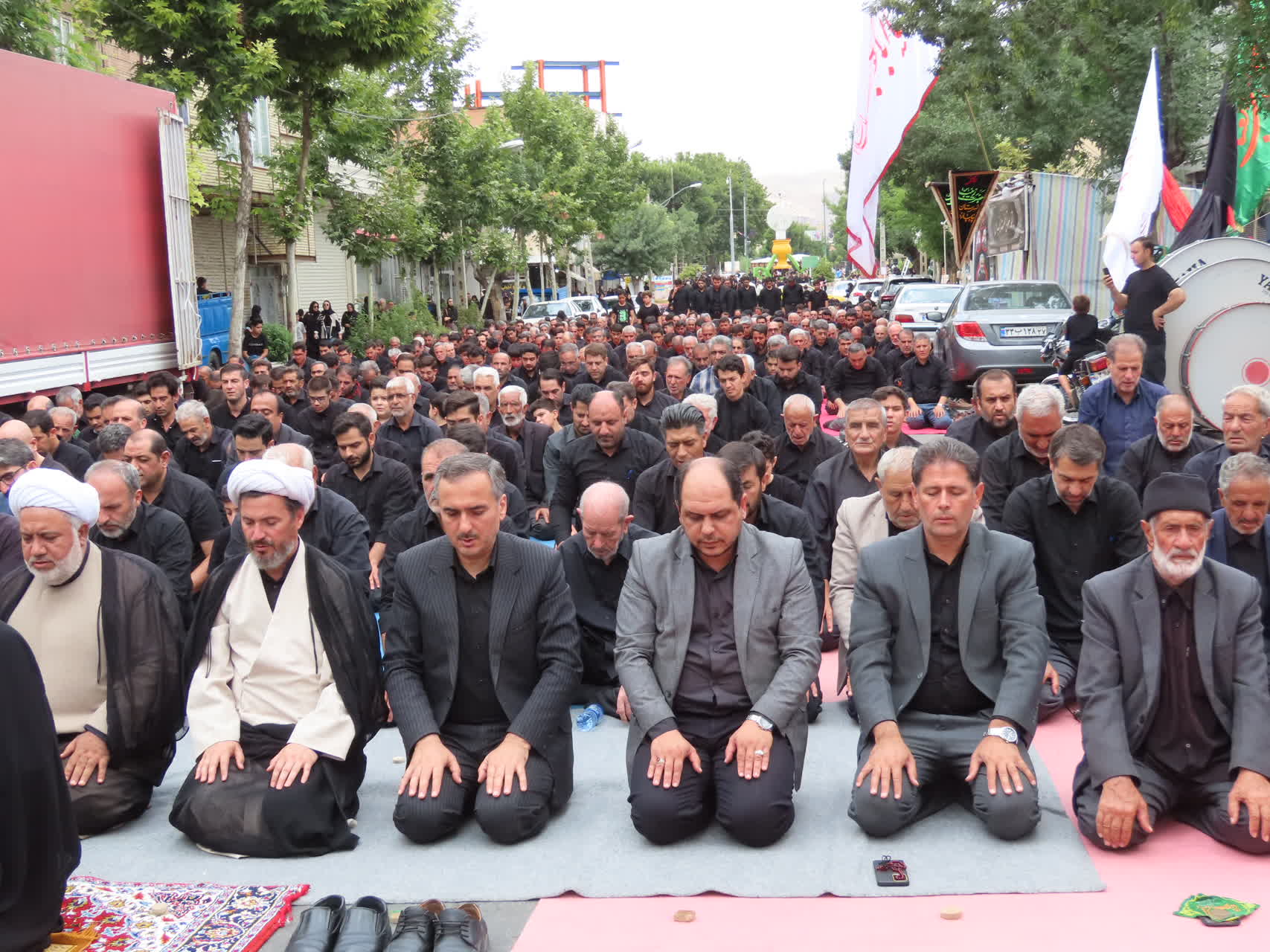 اقامه نماز ظهر عاشورا