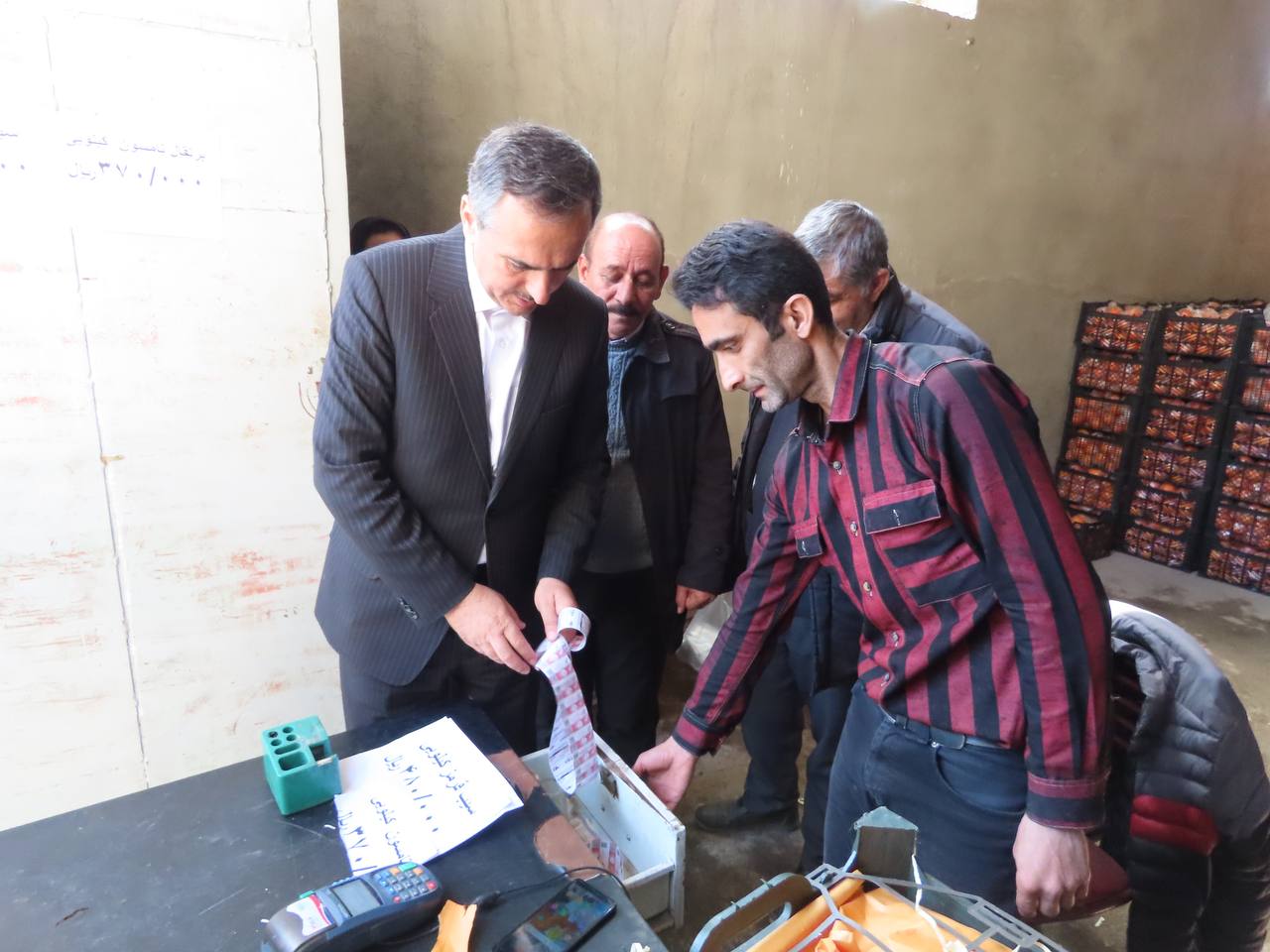 بازدید میدانی فرماندار چایپاره از انبار توزیع میوه شب عید