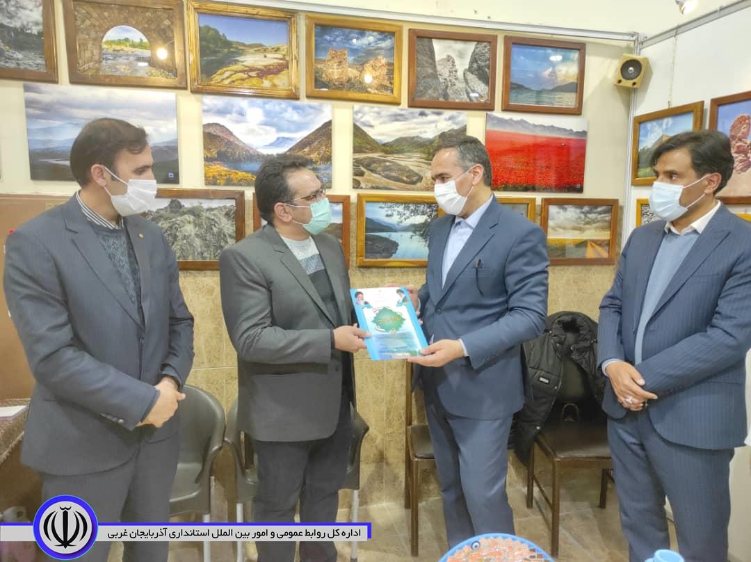 در دومین روز از دهه مبارک فجر : افتتاح نمایشگاه هنر و هنرمندان با حضور شکورزاده فرماندار شهرستان چایپاره در منطقه آزاد تجاری صنعتی ماکو