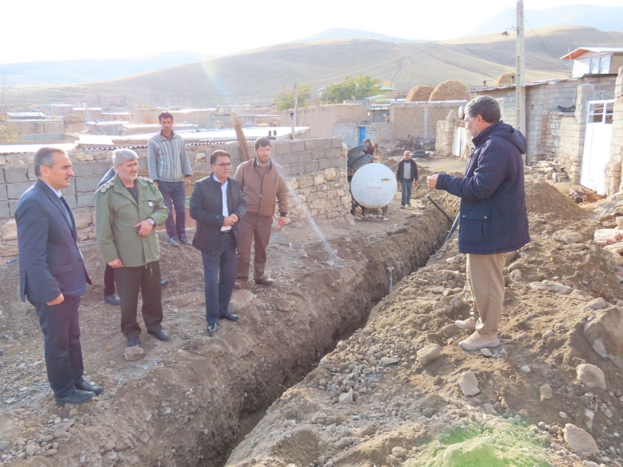 بازدید فرماندار شهرستان چایپاره از خطوط انقال آب رسانی به روستای فیض آباد