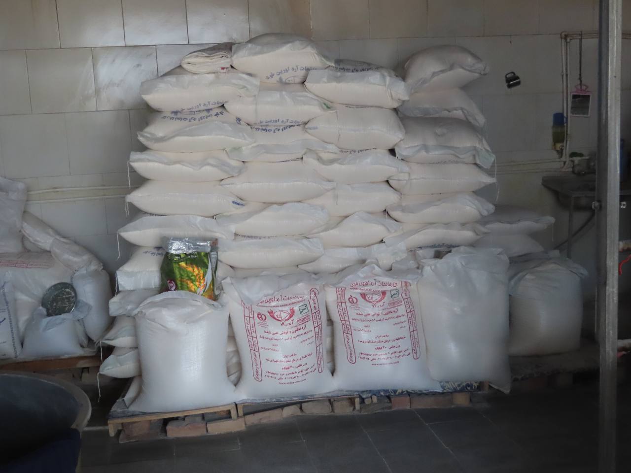 بازدید سرزده فرماندار از نانوایی روستای تاج خاتون