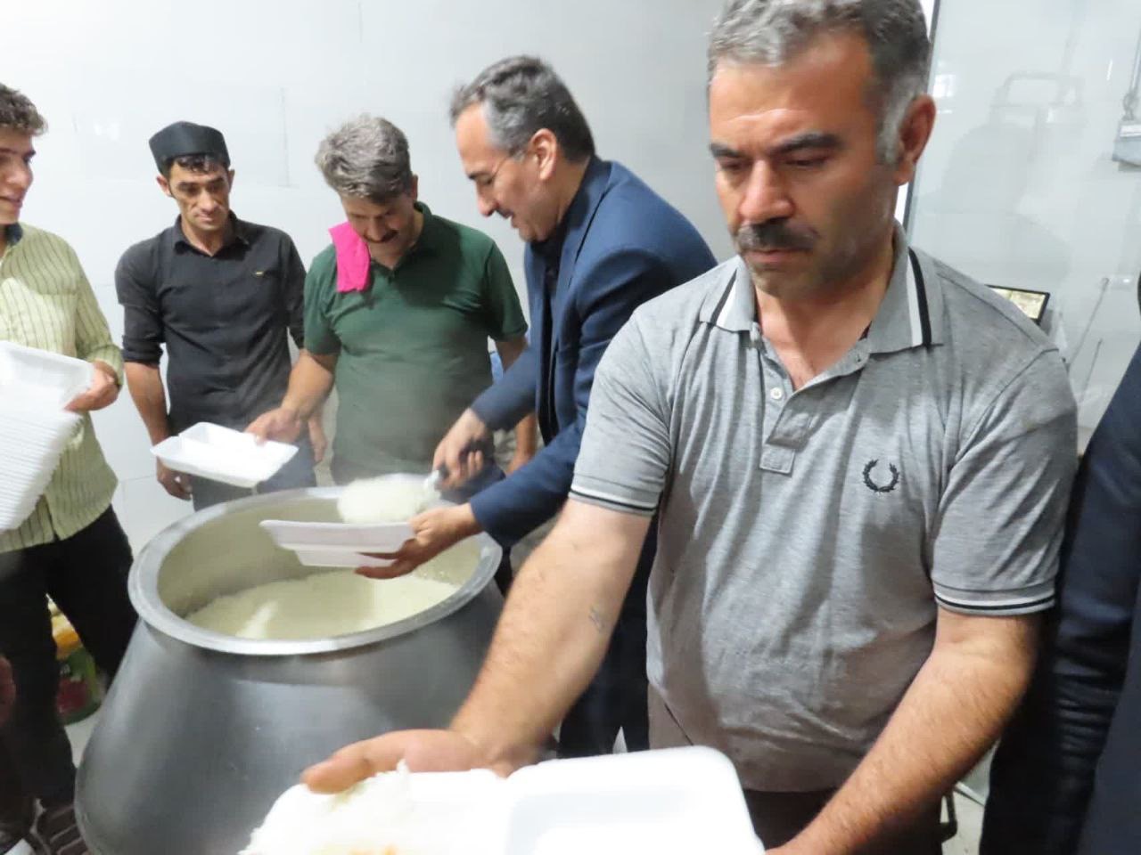 حضور فرماندار شهرستان چایپاره در مراسم توزیع غذای نذری