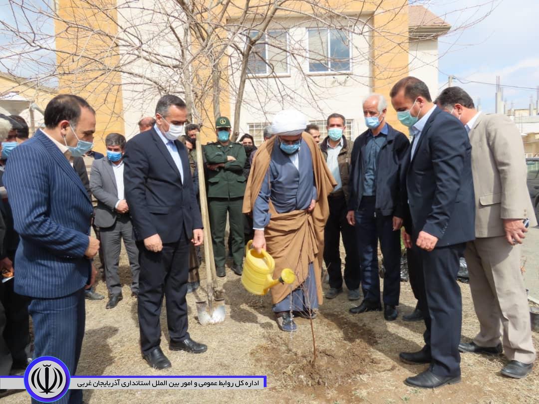 حضور شکورزاده فرماندار شهرستان در مراسم بزرگداشت هفته منابع طبیعی در مجتمع فرهنگی هنری ارشاد اسلامی