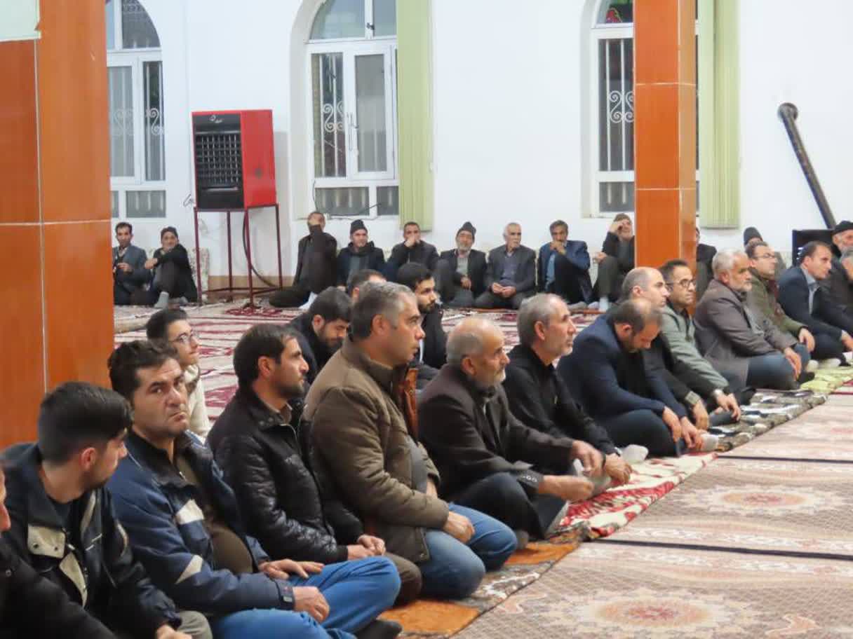 حضور فرماندار چایپاره در مراسم ایام فاطمیه در روستای خانقاه چورس