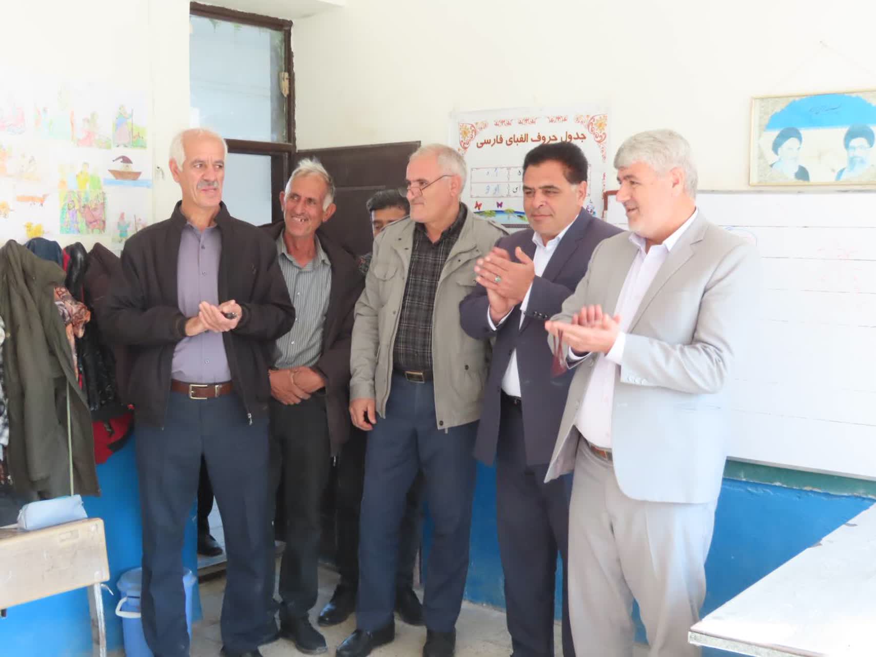 بازدید فرماندار شهرستان چایپاره از دبستان پیروزی روستای چیرکندی