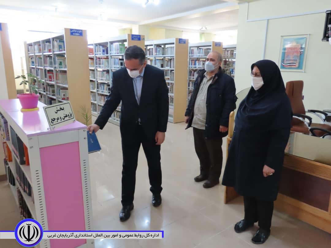 بازدید سرزده شکورزاده از کتابخانه عمومی شهرستان