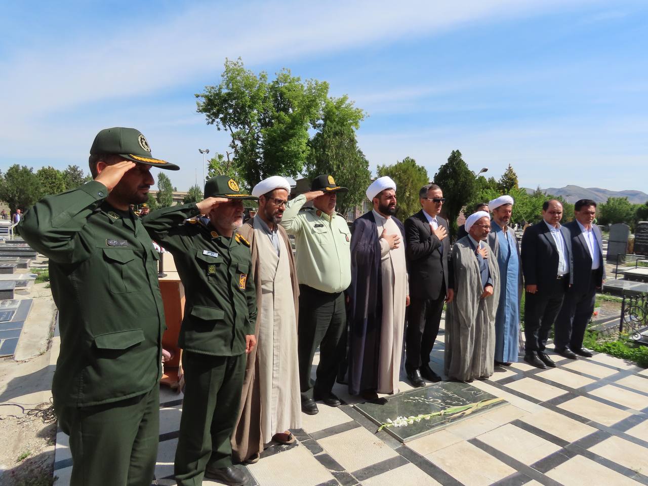 غبار روبی و عطرافشانی گلزار شهدای شهرستان چایپاره