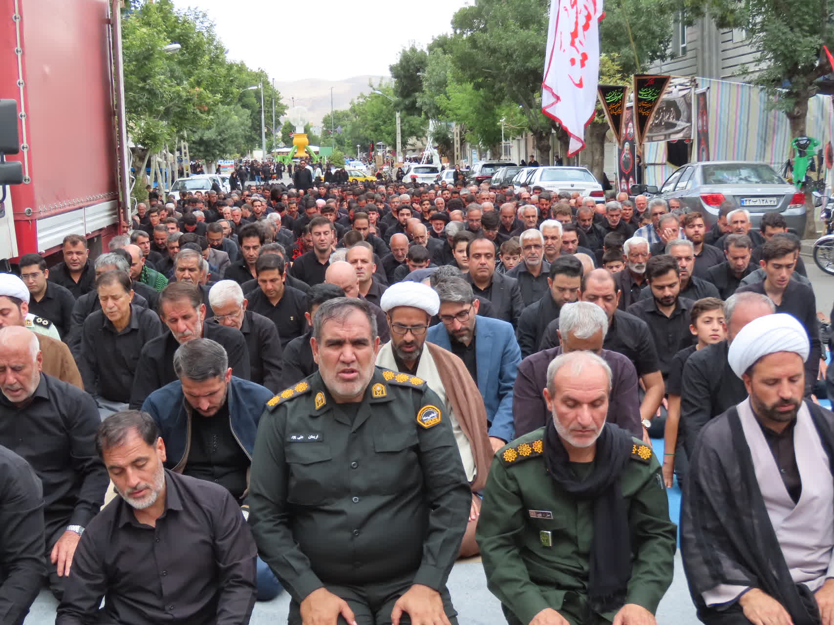 اقامه نماز ظهر عاشورا