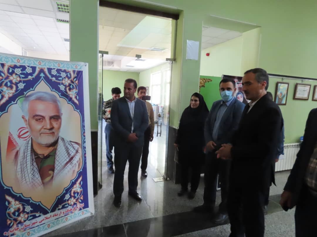 بازدید فرماندار شهرستان چایپاره از نمایشگاه دستاورد های فرهنگی