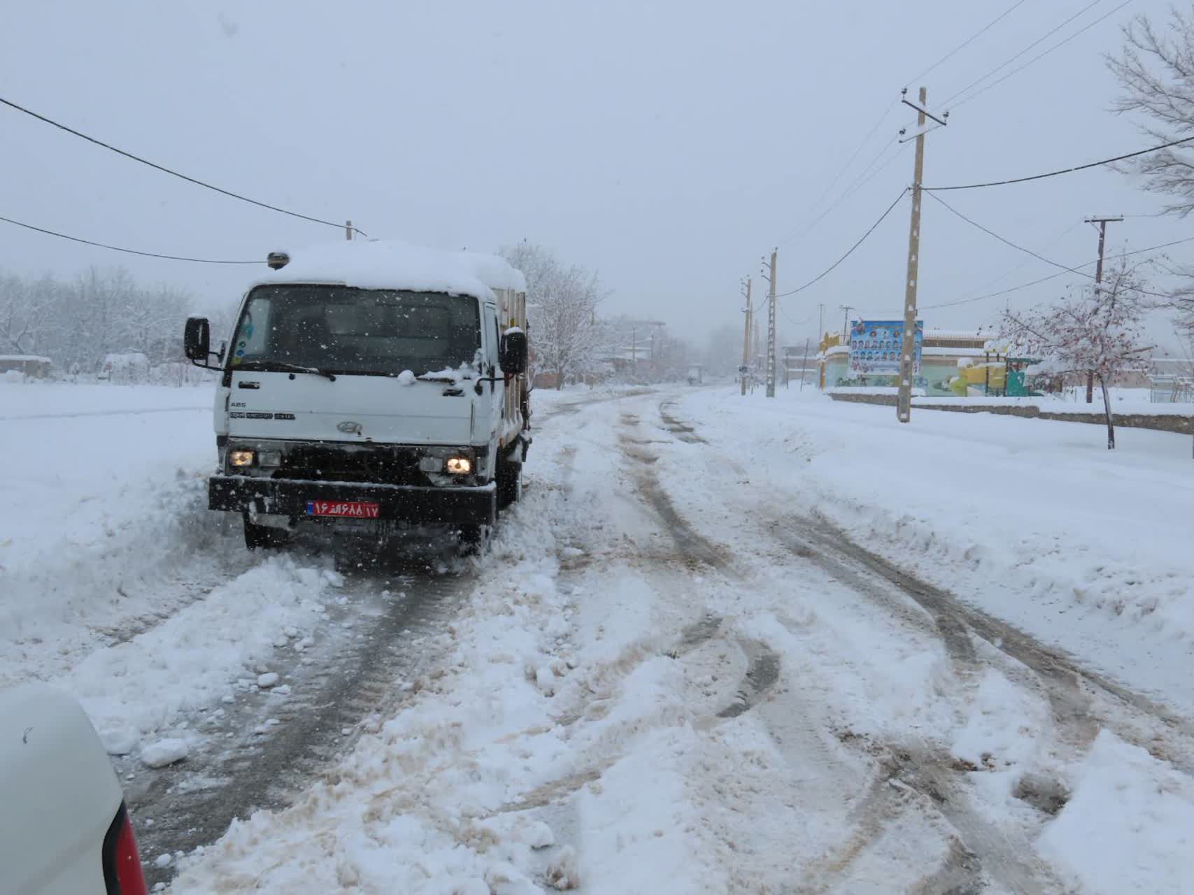 بازدید فرماندار چایپاره از عملیات بازگشایی و برف روبی جاده های اصلی و فرعی شهرستان