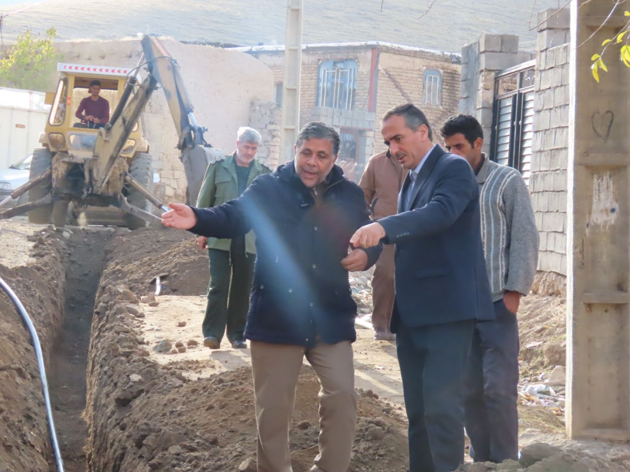 بازدید فرماندار شهرستان چایپاره از خطوط انقال آب رسانی به روستای فیض آباد