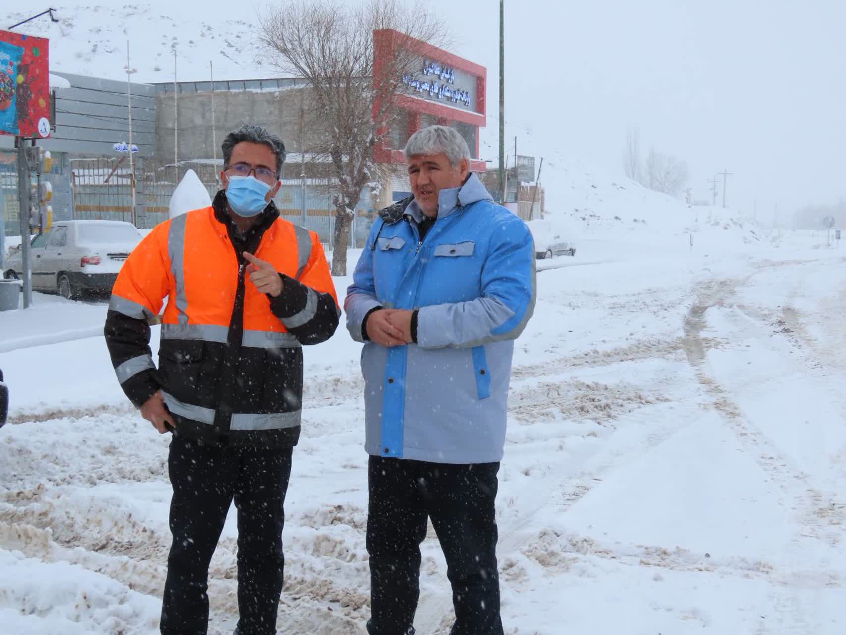 بازدید فرماندار چایپاره از عملیات بازگشایی و برف روبی جاده های اصلی و فرعی شهرستان