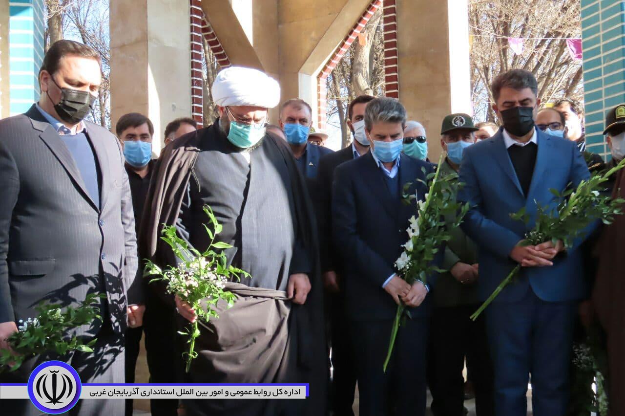 آئین گلباران به مقام شهدای گمنام باحضور استاندار آذربایجانغربی درشهرستان چایپاره
