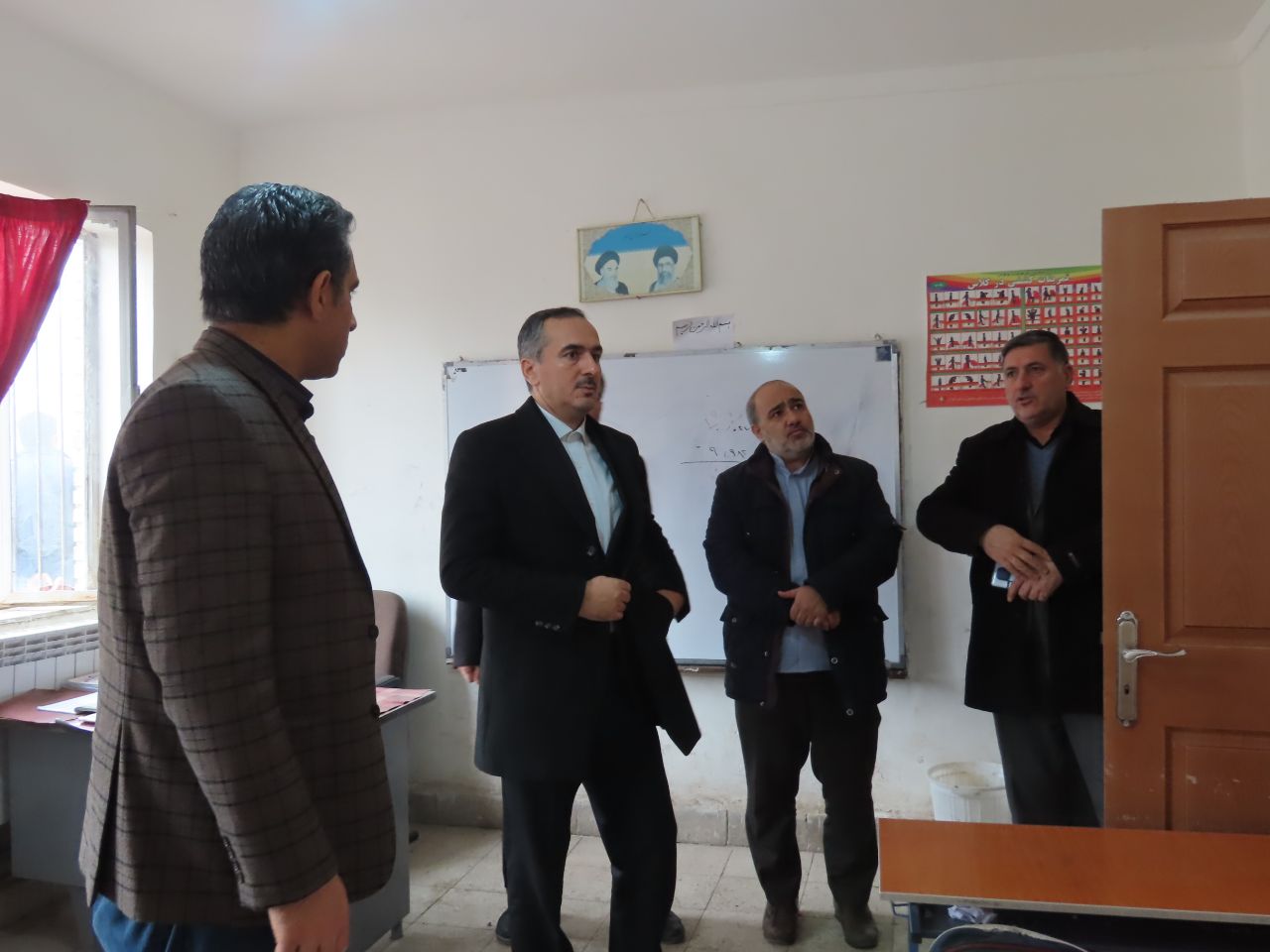 بازدید فرماندار شهرستان چایپاره از دبستان استقلال