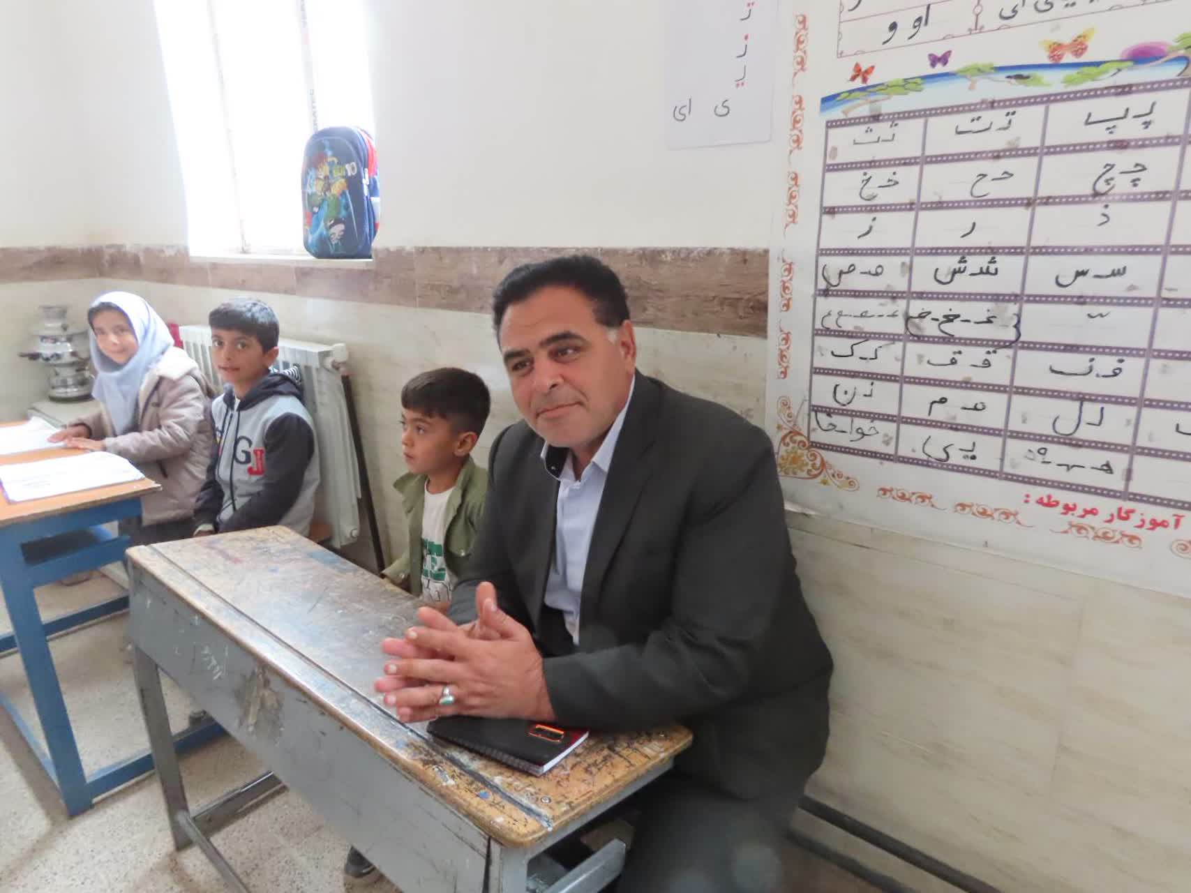 بازدید فرماندار شهرستان چایپاره از دبستان امین روستای طاهر آباد