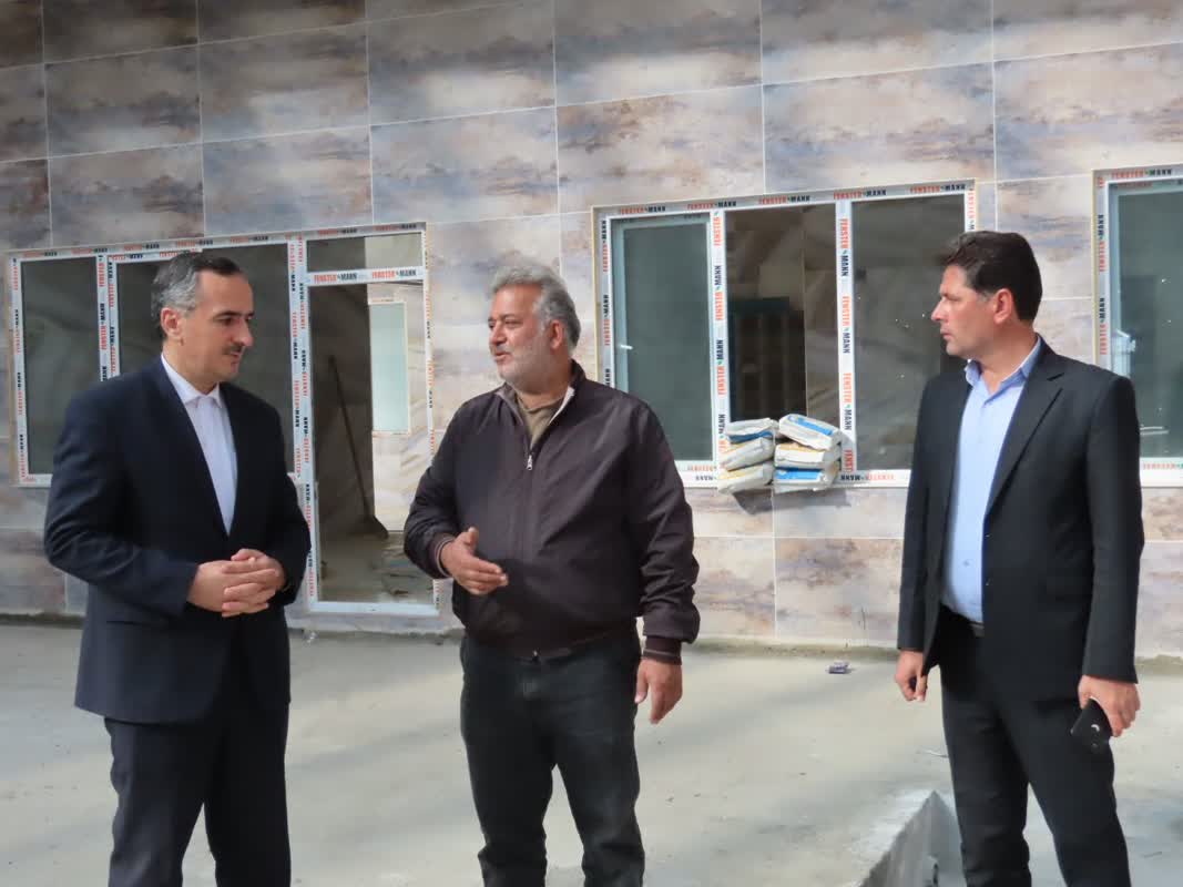 بازدید فرماندار از استخر در حال ساخت شهرستان