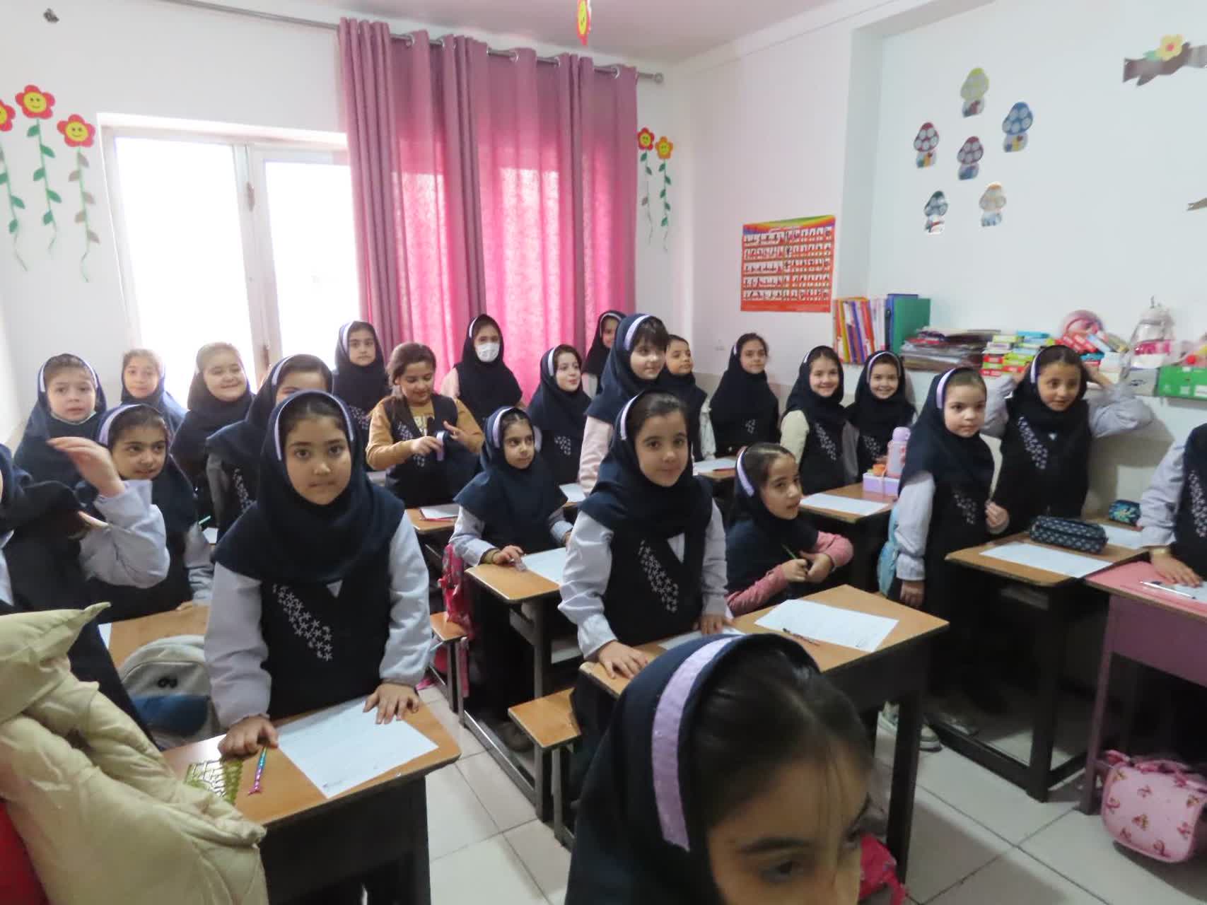 بازدید فرماندار چایپاره از دبستان غیر دولتی ایراندخت