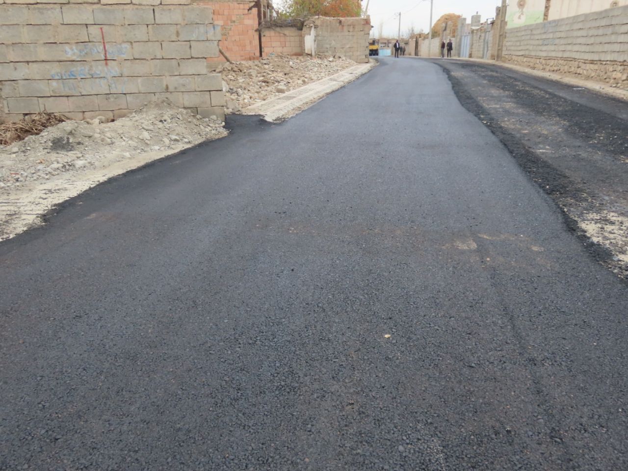 بازدید میدانی فرماندار شهرستان چایپاره از آسفالت ریزی معابر روستای دیزج حاتم خان