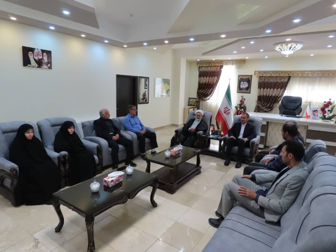 دیدار و گفتگوی جحت الاسلام والمسلین نیساری مشاور استاندار و مسئول امور ایثارگران استان با فرماندار شهرستان چایپاره و جمعی از همکاران ایثارگر فرمانداری