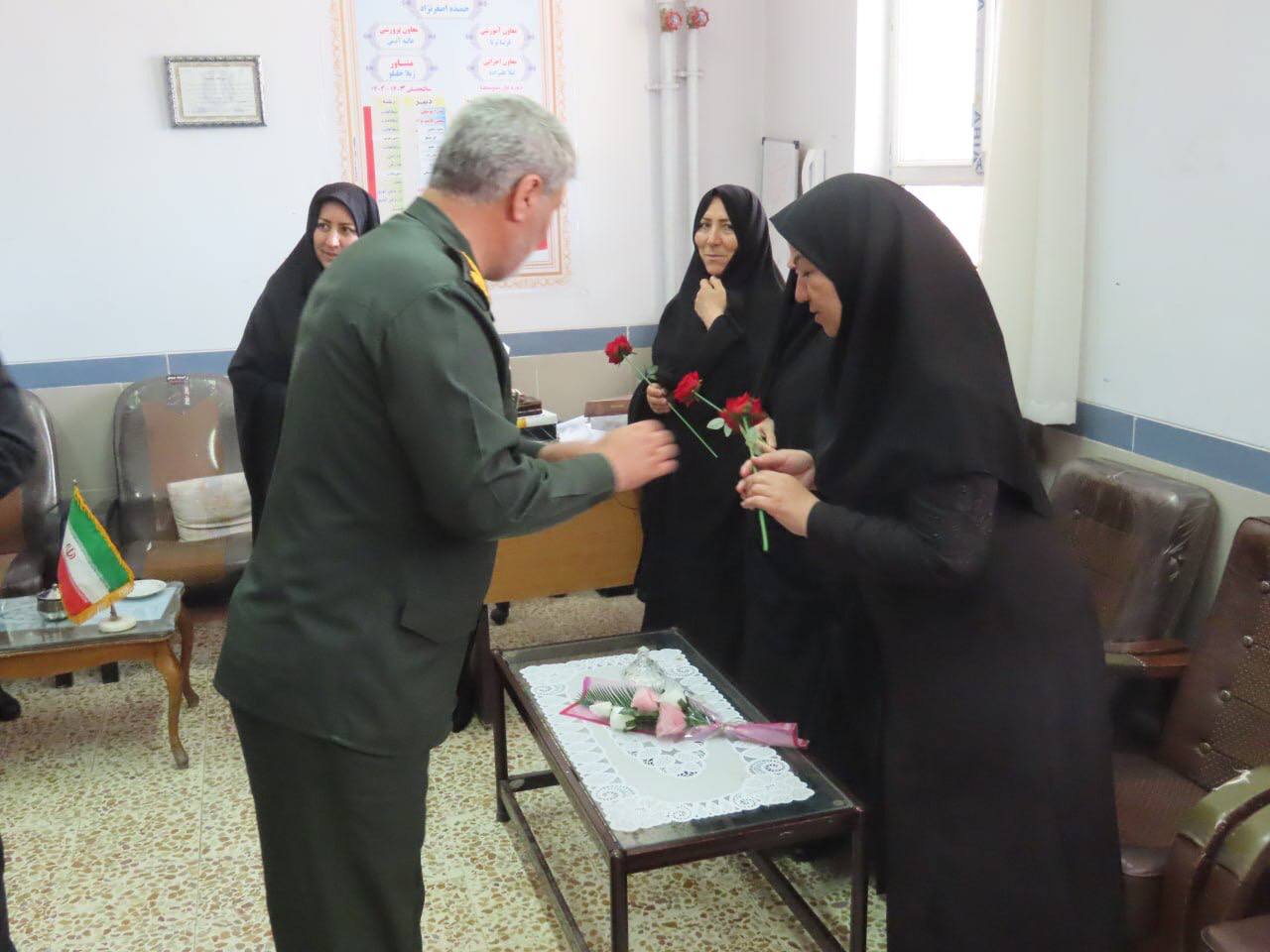 تبریک روز معلم به دبیران دبیرستان کوثر