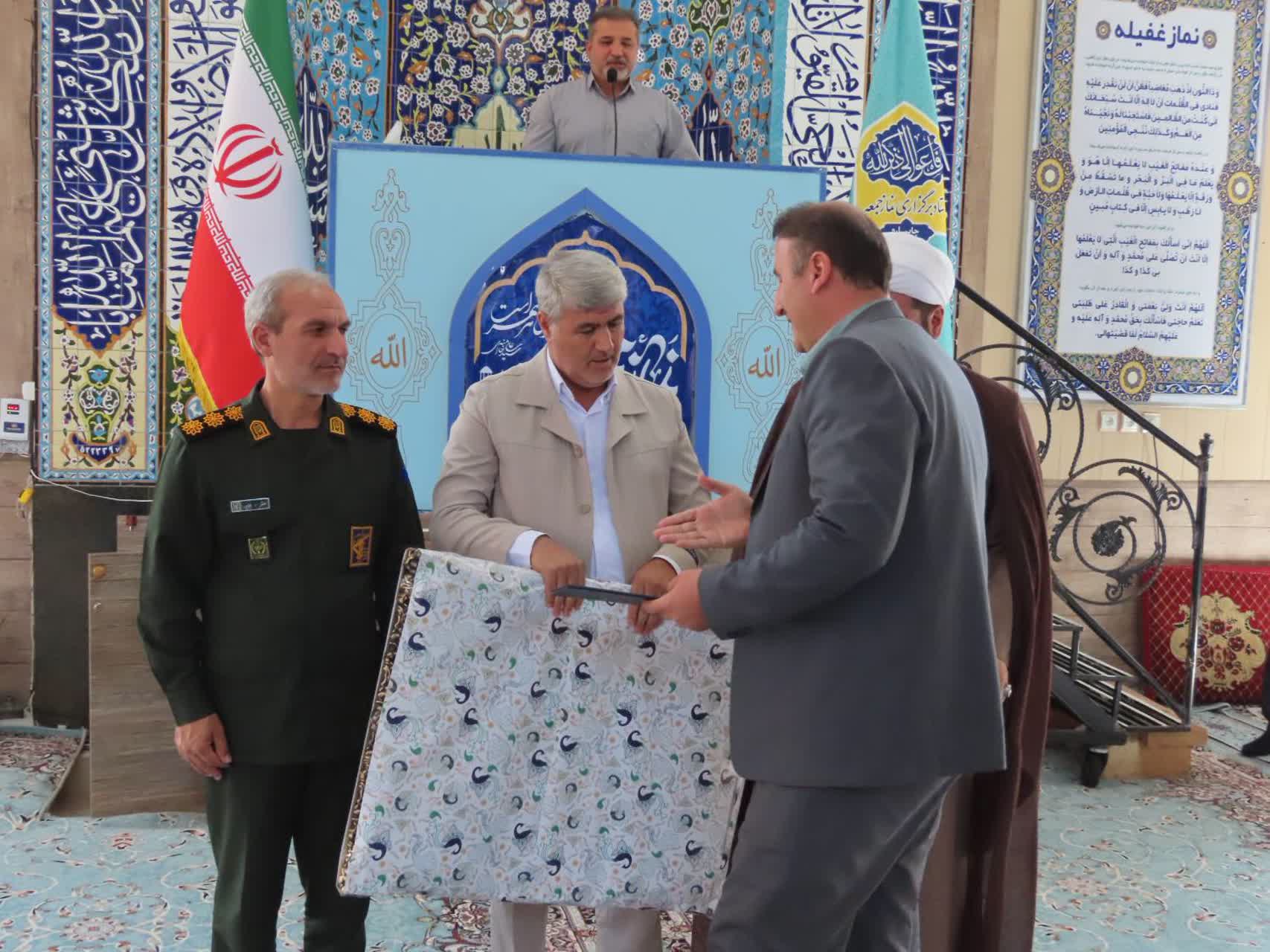 تقدیر و تجلیل از رییس بنیاد مسکن انقلاب اسلامی شهرستان چایپاره در نماز عبادی سیاسی جمعه