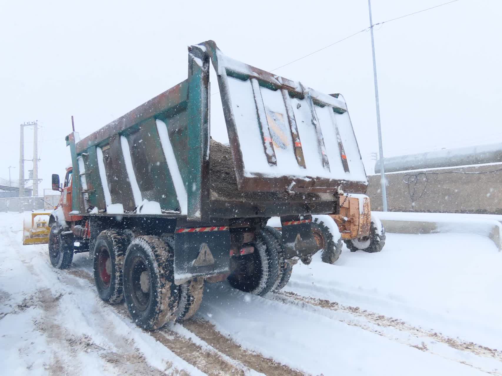 بازدید فرماندار چایپاره از عملیات بازگشایی و برف روبی جاده های اصلی و فرعی شهرستان