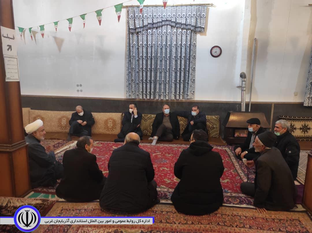 حضور فرماندار شهرستان چایپاره در مسجد صاحب الزمان ( عج) شهر قره ضیاء الدین بمنظور دیدار صمیمی با مردم و جهت رفع مشکلات آنان و برگزاری نماز جماعت مغرب و عشا