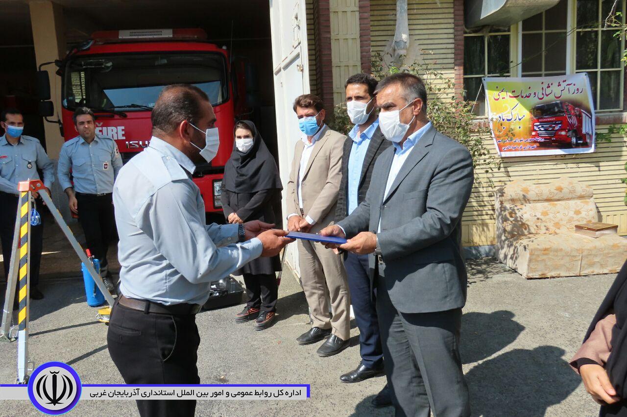 حضور فرماندار شهرستان چایپاره در آتشنشانی و خدمات ایمنی شهرداری در شهرستان چایپاره