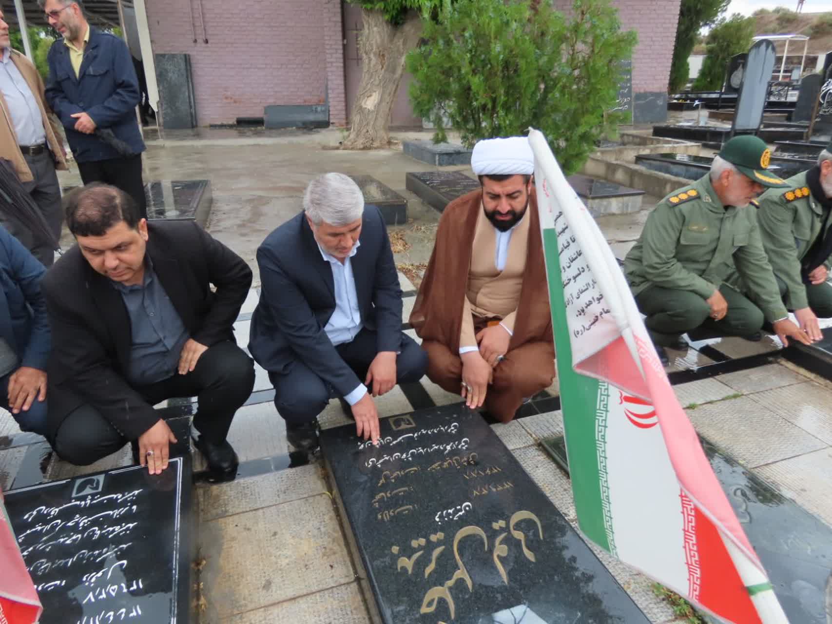 برگزاری آیین غبارروبی و عطرافشانی مزار شهدای شهرستان چایپاره