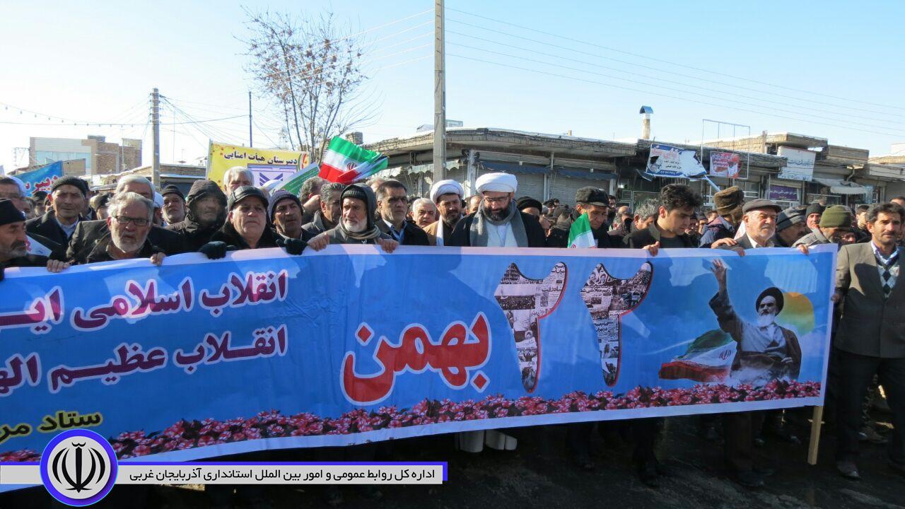راهپیمایی 22بهمن باحضور باشکوه مردم در شهرستان چایپاره برگزارشد.
