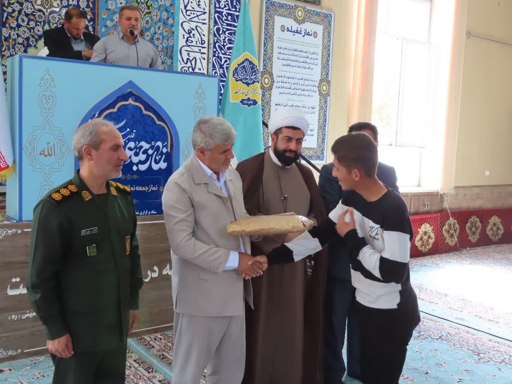 تقدیر و تجلیل از دانش آموز برتر قرآنی در نماز عبادی سیاسی جمعه