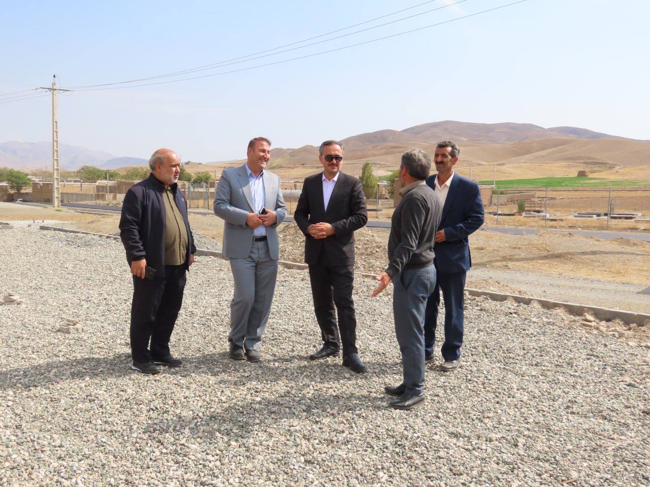زمین ورزشی روباز (چمن مصنوعی) روستای کامل آباد آماده افتتاح و بهرهبرداری قرار گرفت