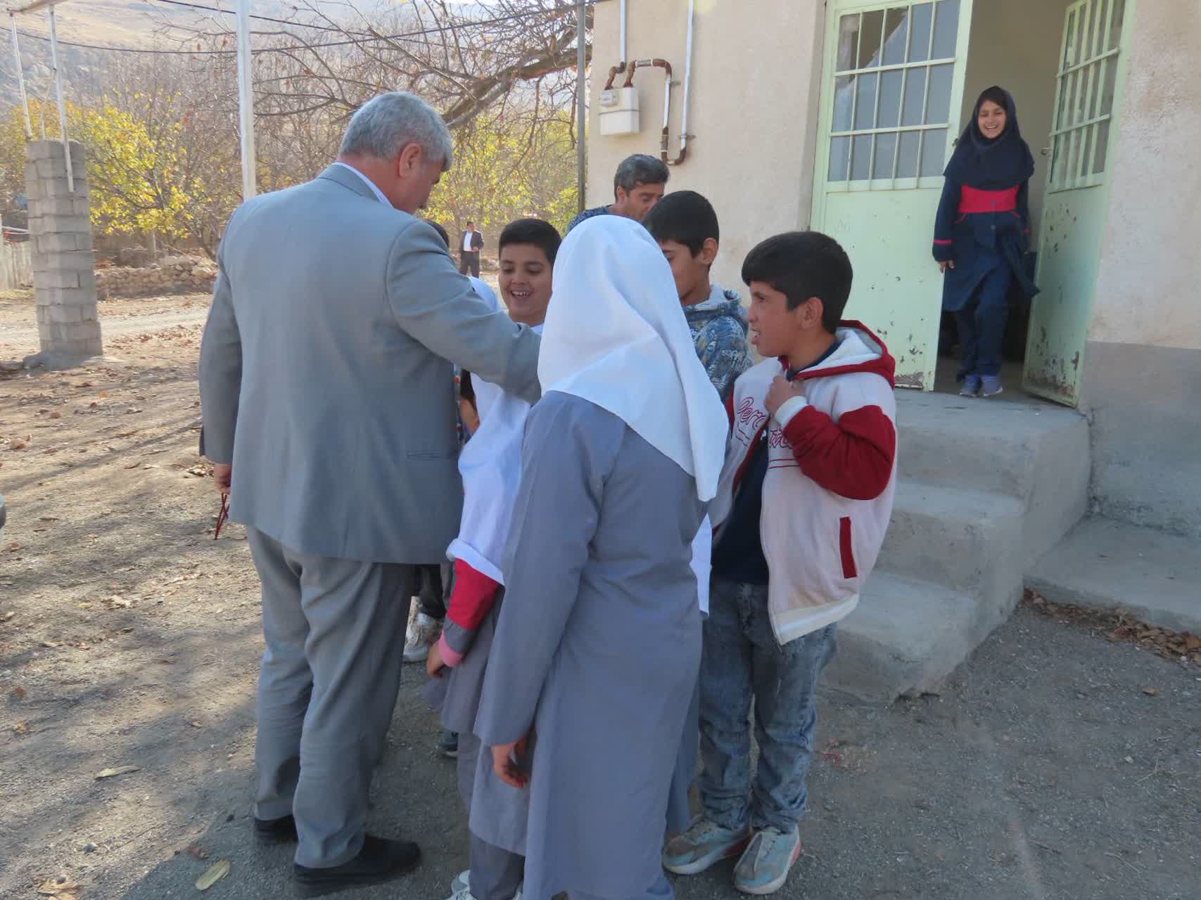 بازدید فرماندار شهرستان چایپاره از دبستان پیروزی روستای چیرکندی