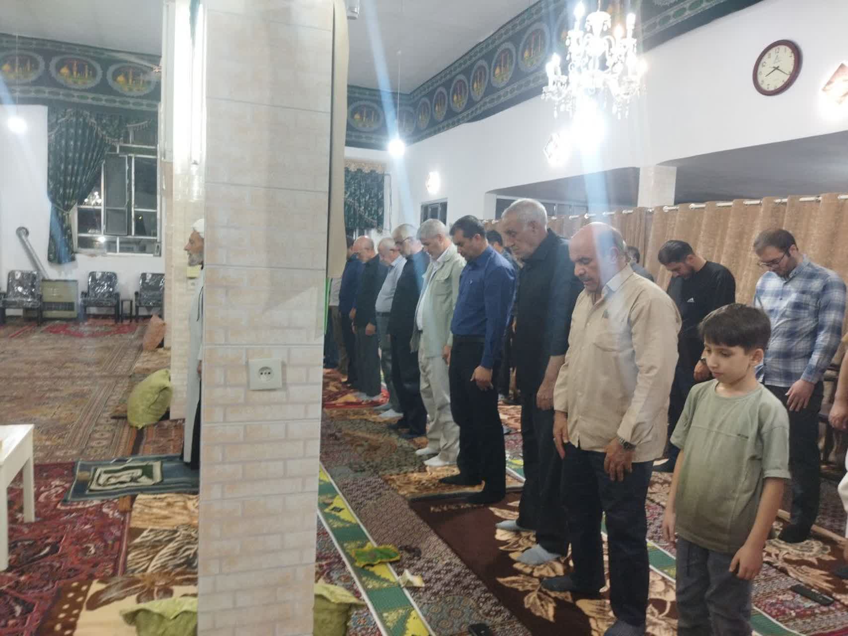 حضور فرماندار چایپاره در جمع نمازگزاران مسجد حضرت سیدالشهدا علیهالسلام