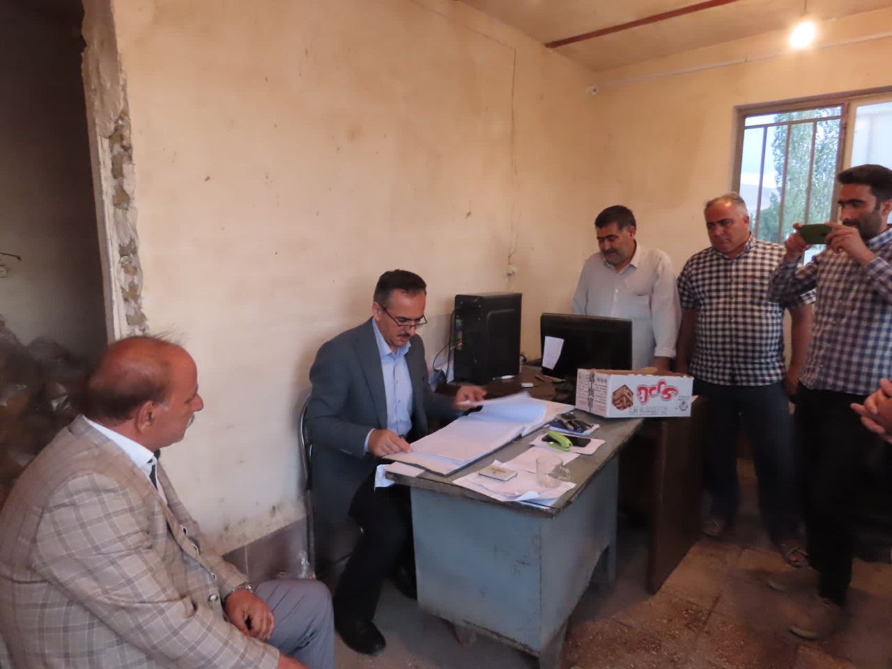 بازدید فرماندار از مرکز خرید گندم در شهرستان چایپاره