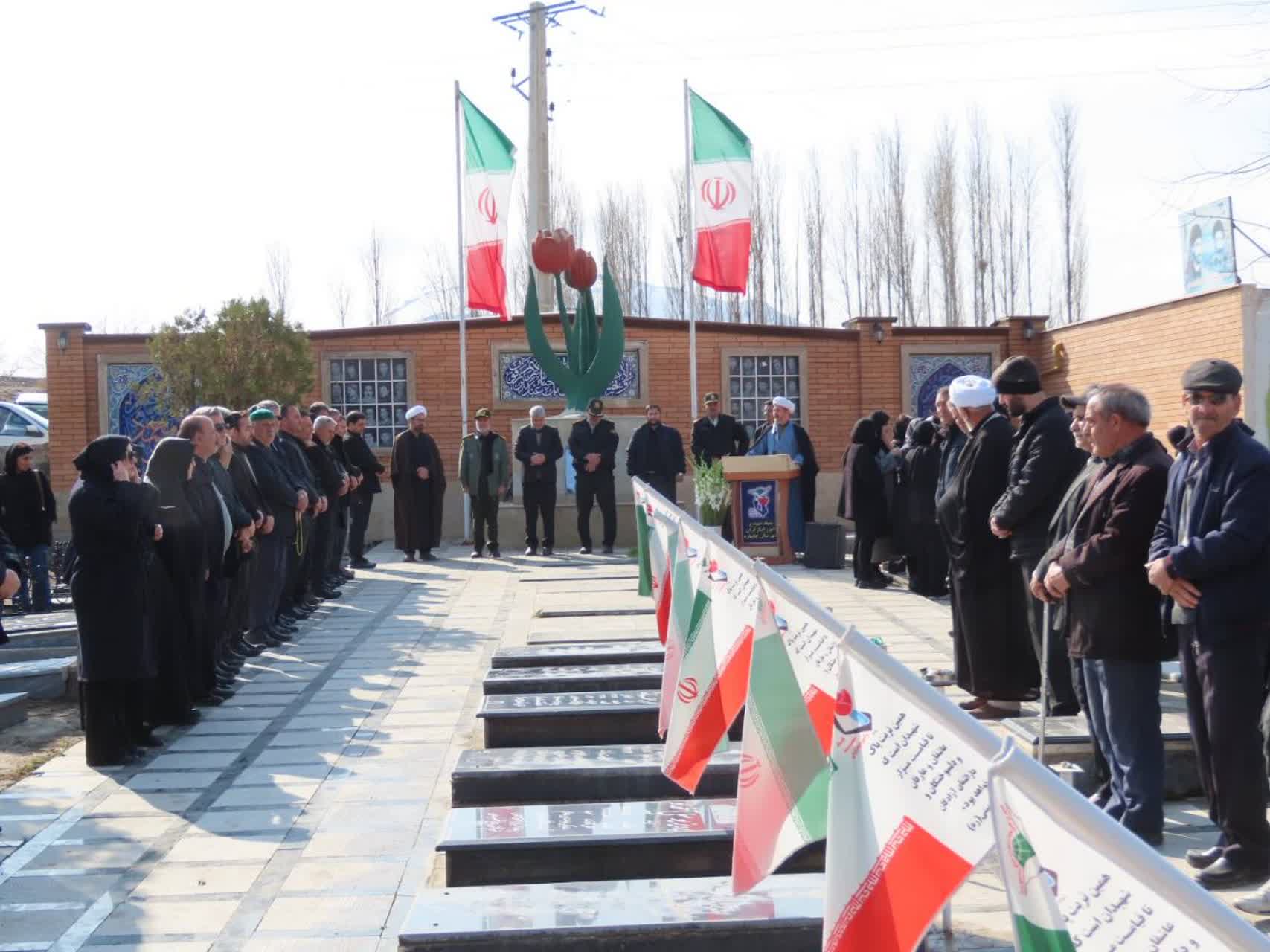 آیین غبار روبی و عطرفشانی مزار مطهر شهداء چایپاره برگزار شد