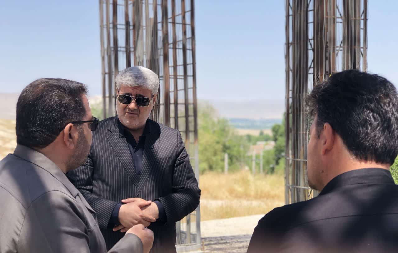 بازدید فرماندار چایپاره و مدیرکل امور روستایی استانداری از بارگاه شهید گمنام روستای چورس